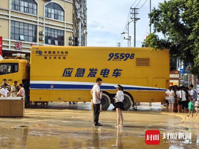 直击榕江最大商场排涝 千名民兵奋战清淤